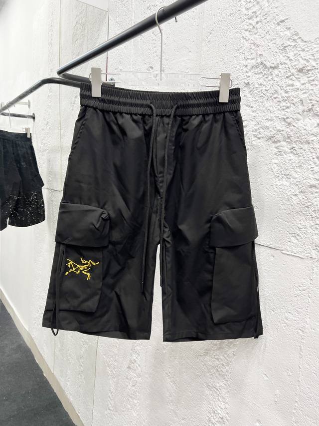 Arcteryx 始祖鸟 2025夏季新款 短裤 休闲裤，专柜定制面料 透气舒适度高，细节无可挑剔，品牌元素设计理念，体现品质。手感细腻柔软！呈现休闲裁剪，上身