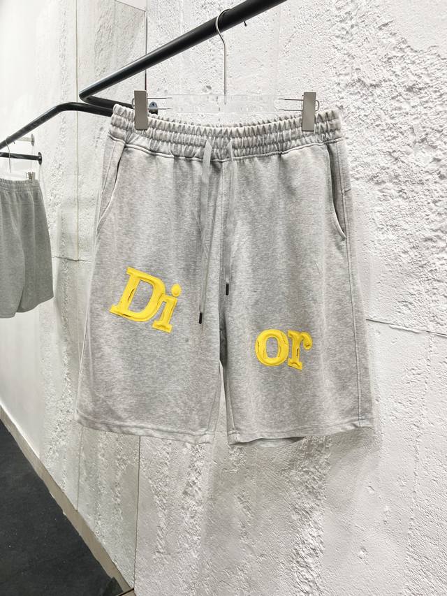 Dior 迪奥2025夏季新款 短裤 休闲裤，专柜定制面料 透气舒适度高，细节无可挑剔，品牌元素设计理念，体现品质。手感细腻柔软！呈现休闲裁剪，上身版型超赞！码