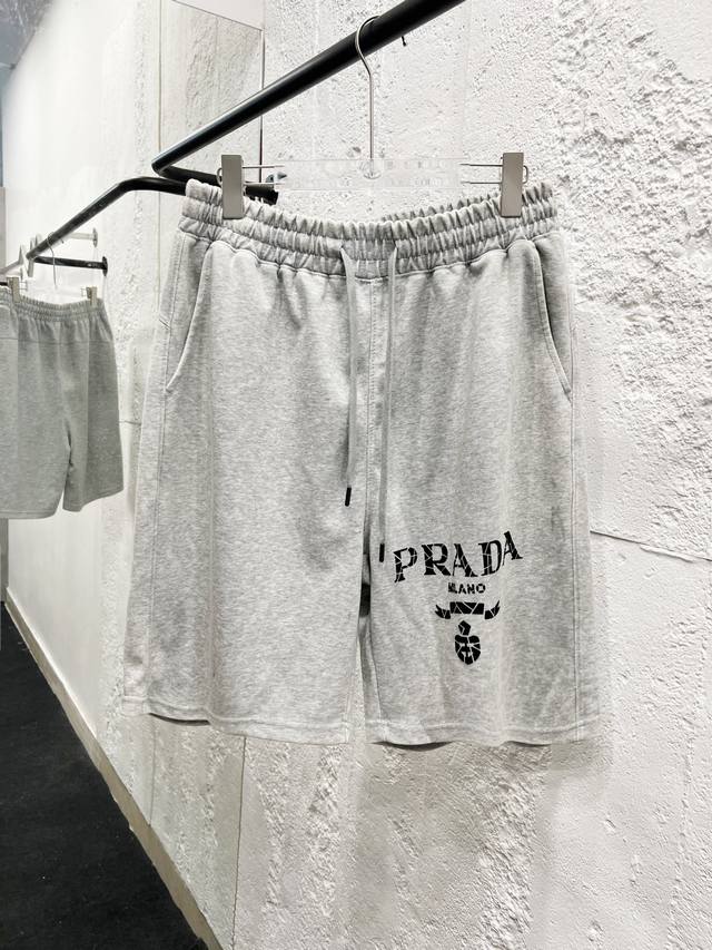 Prada 普拉达2025夏季新款 短裤 休闲裤，专柜定制面料 透气舒适度高，细节无可挑剔，品牌元素设计理念，体现品质。手感细腻柔软！呈现休闲裁剪，上身版型超赞