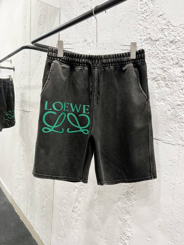 Loewe 罗意威2025夏季新款 短裤 休闲裤，专柜定制面料 透气舒适度高，细节无可挑剔，品牌元素设计理念，体现品质。手感细腻柔软！呈现休闲裁剪，上身版型超赞