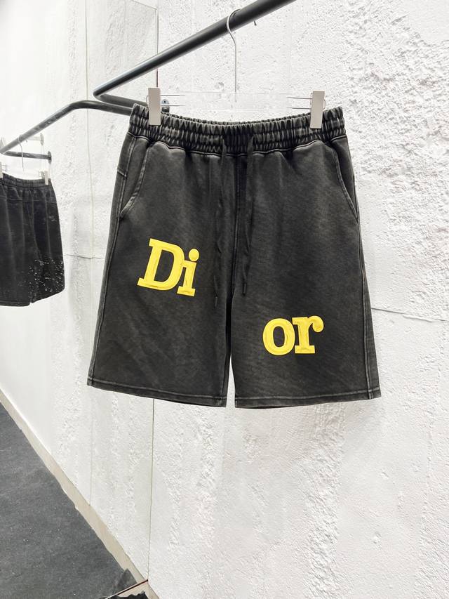 Dior 2025夏季新款 短裤 休闲裤，专柜定制面料 透气舒适度高，细节无可挑剔，品牌元素设计理念，体现品质。手感细腻柔软！呈现休闲裁剪，上身版型超赞！码数：