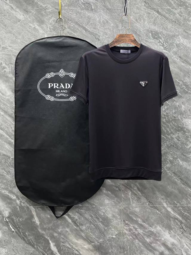 Prada# 25春夏顶级专柜同步短袖T恤 3标齐全 采用客供进口100%-双丝光面料制成，专柜原版面料，品牌辨识度超级强，高街与精致风情十足，绝对能成为高街出