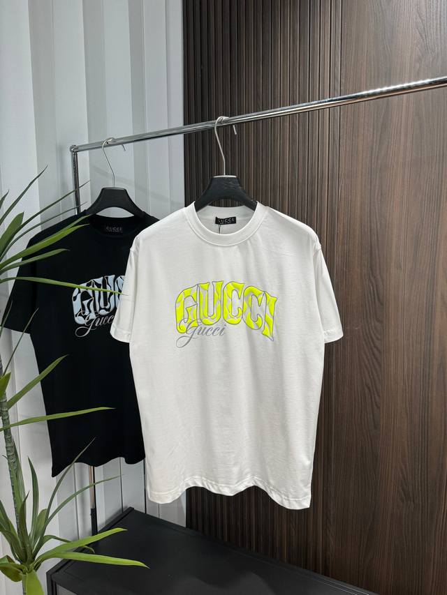 Gucci 2025Ss春夏新款短袖 全棉平纹面料打造 再洗水定型 磨破工艺 前胸Logo烫钻工艺 高品质 手感柔软 定制面料 做工精细 男女同款 黑色 白色