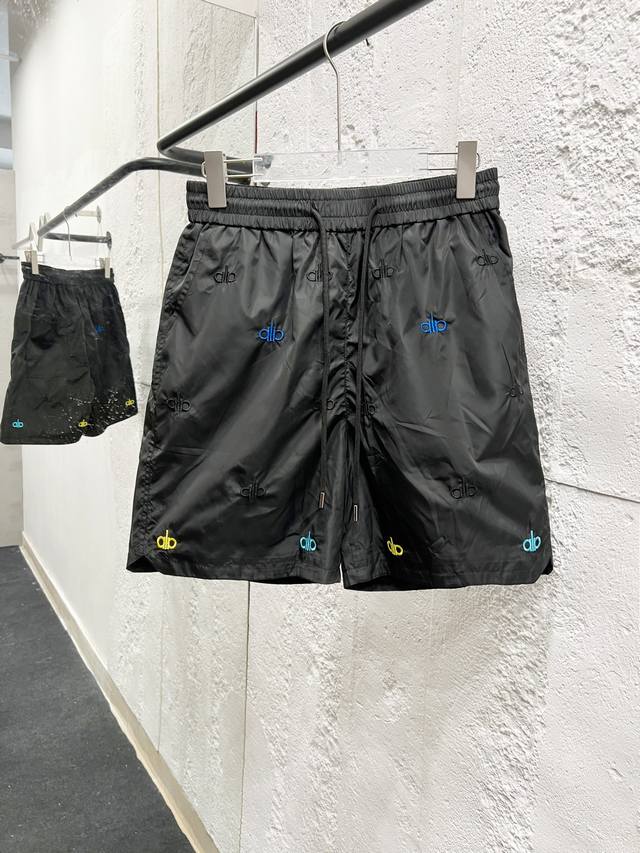 Alb 2025夏季新款 短裤 休闲裤，专柜定制面料 透气舒适度高，细节无可挑剔，品牌元素设计理念，体现品质。手感细腻柔软！呈现休闲裁剪，上身版型超赞！码数：M