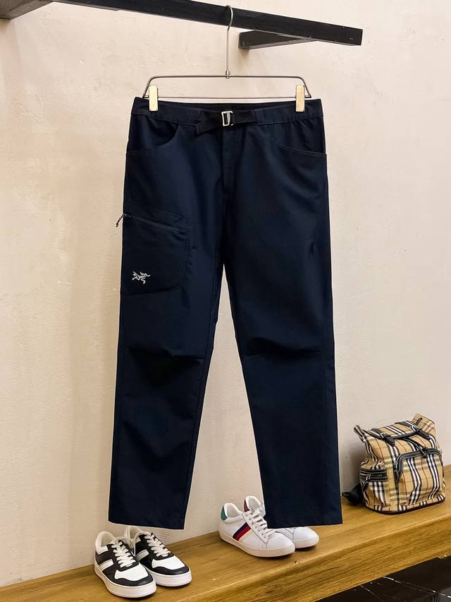 开春新品 Arc‘Teryx 始祖鸟户外防风透气春夏男士软壳裤！无缝设计 高热度鸟家户外机能风3D立体修身裁剪，高定户外机能面料 抗撕裂效果很强悍舒适感真心没话