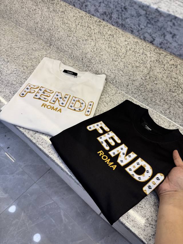 Ly驴牌25 Ss T新品春夏首发专柜 品相完美 最新款短袖圆领T恤高端订制 设计前卫时尚！品牌Logo重工艺设计高端定制长绒欧棉180克面料手感柔软.穿着舒适
