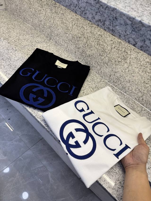 Gugci古倚25 Ss T新品春夏首发专柜 品相完美 最新款短袖圆领T恤高端订制 设计前卫时尚！品牌Logo重工艺设计高端定制长绒欧棉180克面料手感柔软.穿