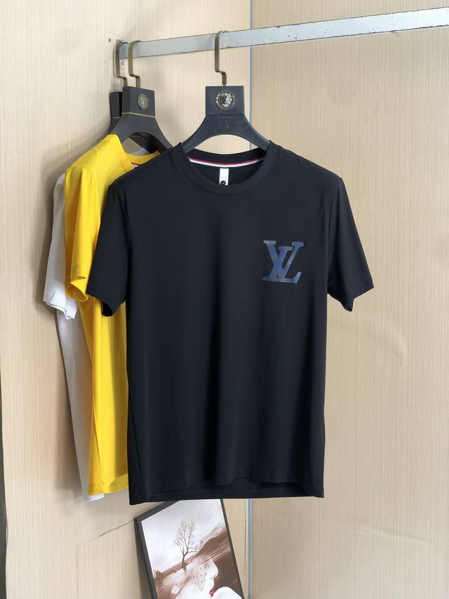 Lv 2025春夏新款首发专柜最新款短袖圆领T恤 高端订制 设计前卫时尚！品牌Logo重工艺设计 高端定制玉蚕丝光棉面料.手感柔软.穿着舒适.专柜级别精致车线.