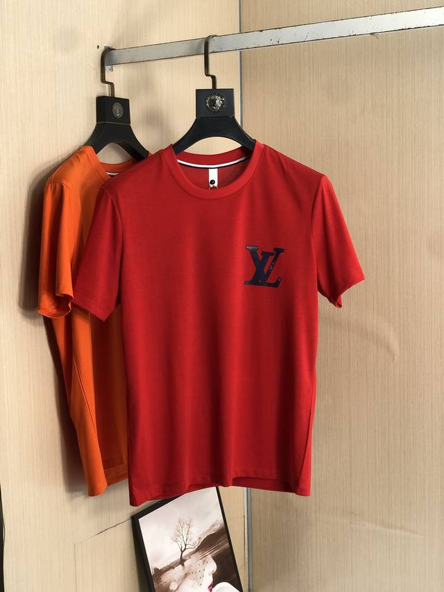Lv 2025春夏新款首发专柜最新款短袖圆领T恤 高端订制 设计前卫时尚！品牌Logo重工艺设计 高端定制玉蚕丝光棉面料.手感柔软.穿着舒适.专柜级别精致车线.