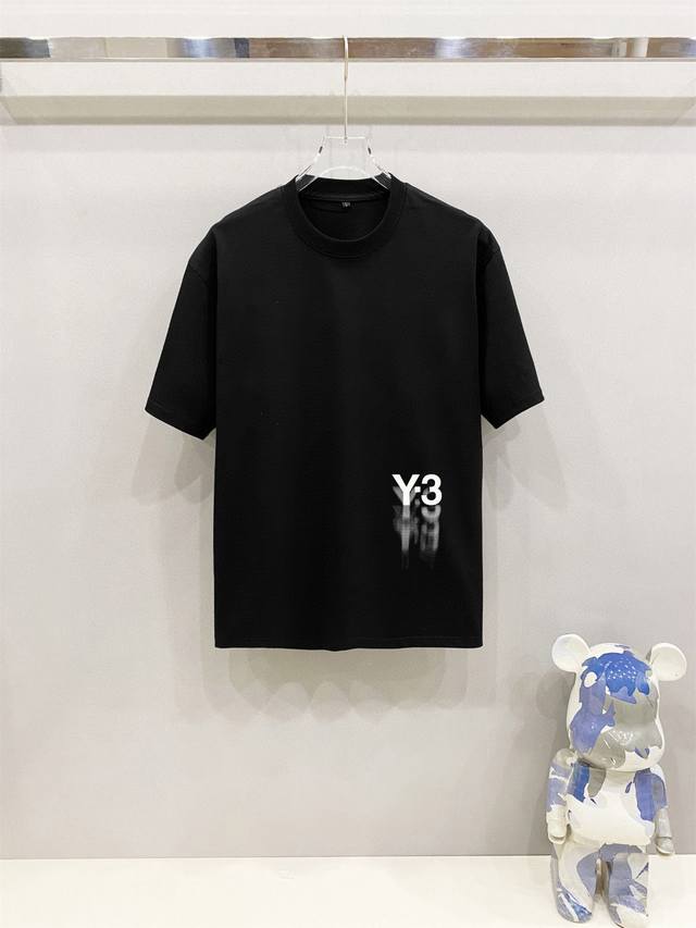 Y3 2025早春新款首发专柜最新款短袖圆领T恤 高端订制 设计前卫时尚！高端定制高支棉面料.手感柔软.穿着舒适.专柜级别精致车线.做工精细.上身效果无敌帅气！