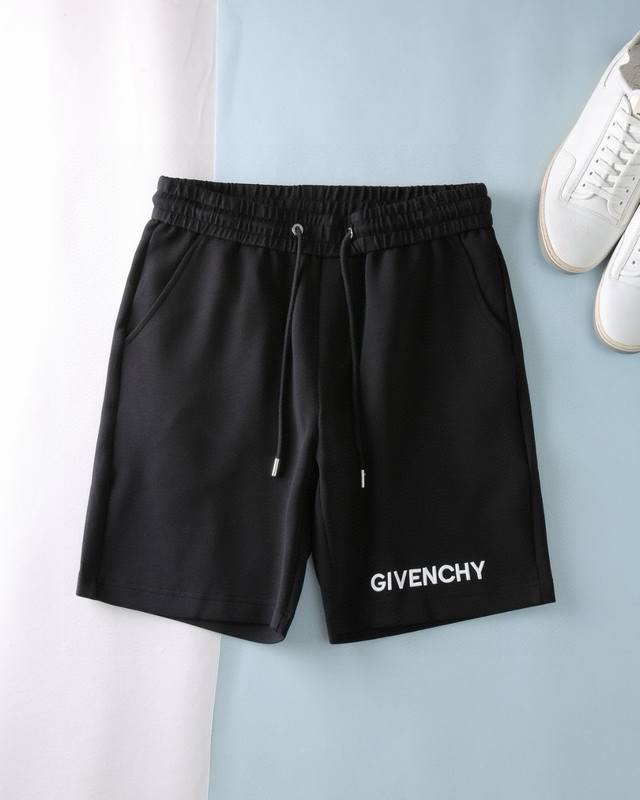 Giv纪梵希 25Ss夏季新款短裤，采用高弹纯棉面料，超级亲肤舒适，经典Logo标识点缀，五金细节到位！上身效果超级帅气百搭！码数M-Xxxl