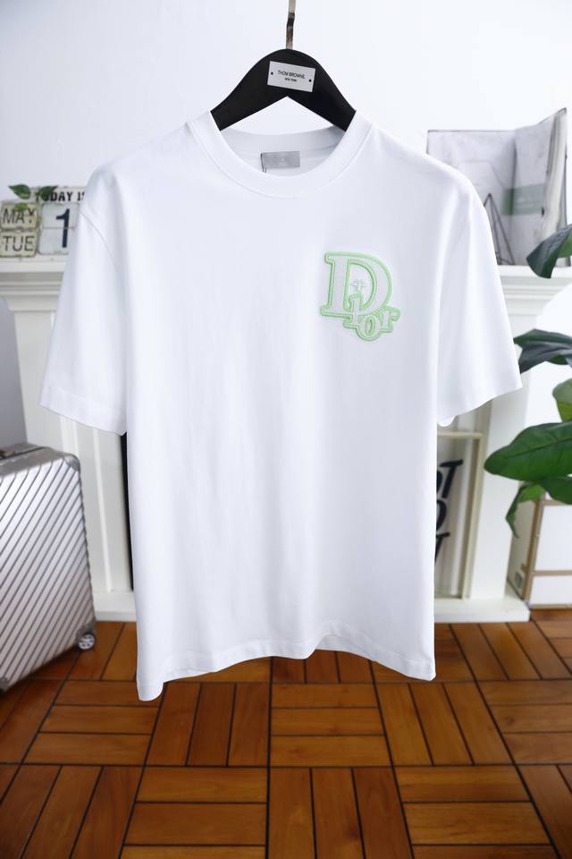 迪奥 Christian D*Or. 2025夏季新品男士圆领短袖胸前奢华品牌字母Logo标识标注上身就能体会这款设计带来的年轻与时尚感！整体时尚而有潮流，采用