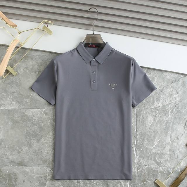 普拉达-高端休闲系列！2025新品专柜休闲短袖Polo衫！品牌最新元素Logo重工设计 无痕剪裁 进口80支的超高支纱棉，手感柔滑舒适，弹性佳 软软细腻 不易起