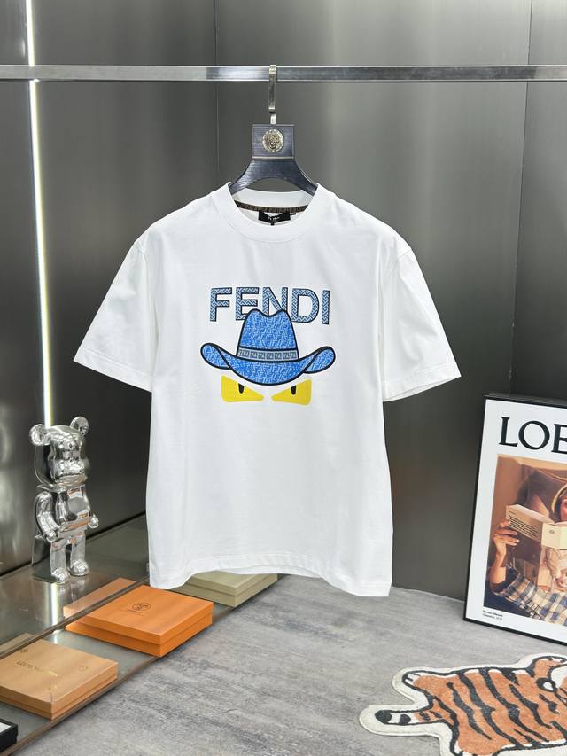 Fendi 2025春夏新款首发专柜最新款短袖圆领T恤 高端订制 设计前卫时尚！品牌Logo重工艺设计 高端定制丝光云朵棉面料.手感柔软.穿着舒适.专柜级别精致