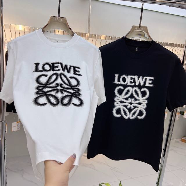 Loewe罗意威 微阔版型 2025早春新款首发 专柜最新款240克新疆长绒棉短袖圆领T恤 高端订制 设计前卫！重工艺设计 定制面料.手感柔软.穿着舒适.专柜级