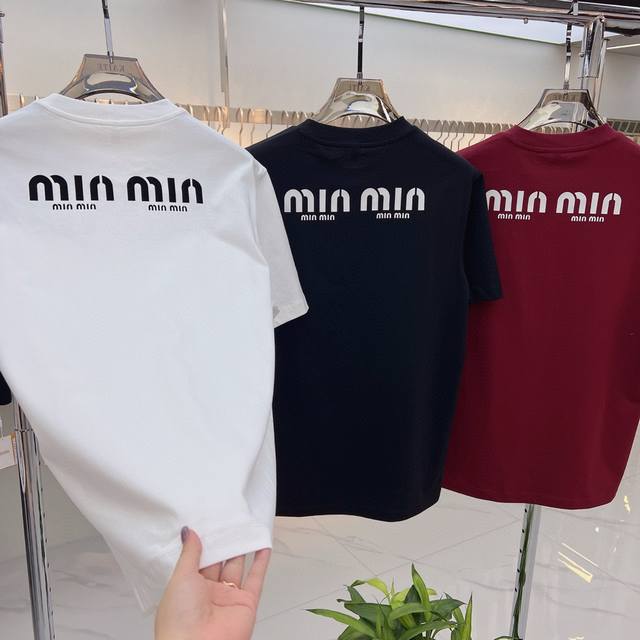 Miumiu 微阔版型 2025早春新款首发 专柜最新款240克新疆长绒棉短袖圆领T恤 高端订制 设计前卫！重工艺设计 定制面料.手感柔软.穿着舒适.专柜级别精