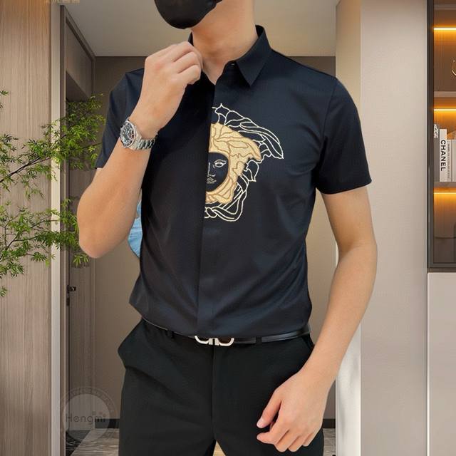 Ver范思哲 2025春夏款专柜最新款短袖衬衣休闲短袖衬衫 高端订制 设计前卫！重工艺设计 高端订制冰氧桑蚕丝无缝面料.手感柔软.穿着舒适.专柜级别精致车线.做