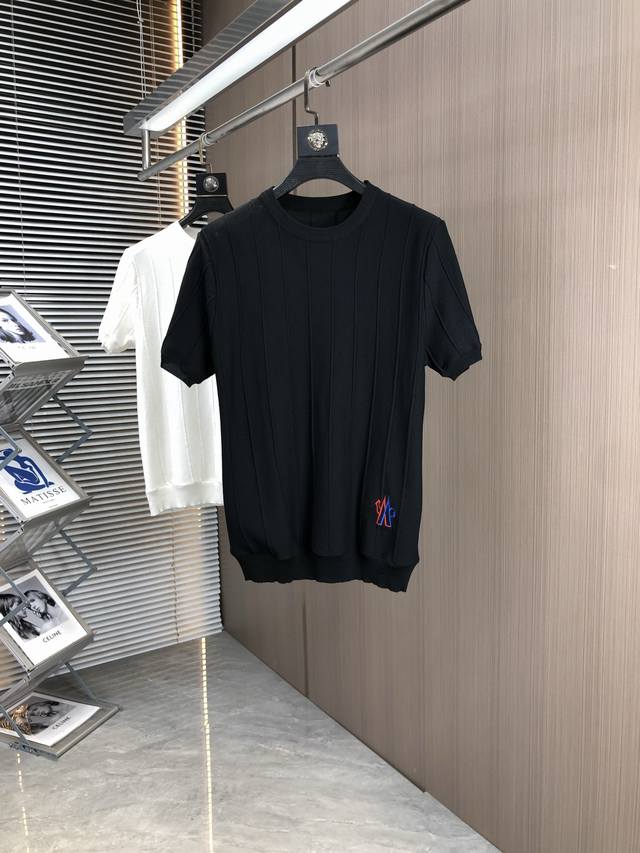 蒙口。25春夏针织短袖T恤，棉质混纺毛圈平纹针织面料，原版开发。D经典的 Obliaue花，搭配S纹圆领和缉面线，别具一格，通体饰以 提花，罗纹圆领搭配V形缉面