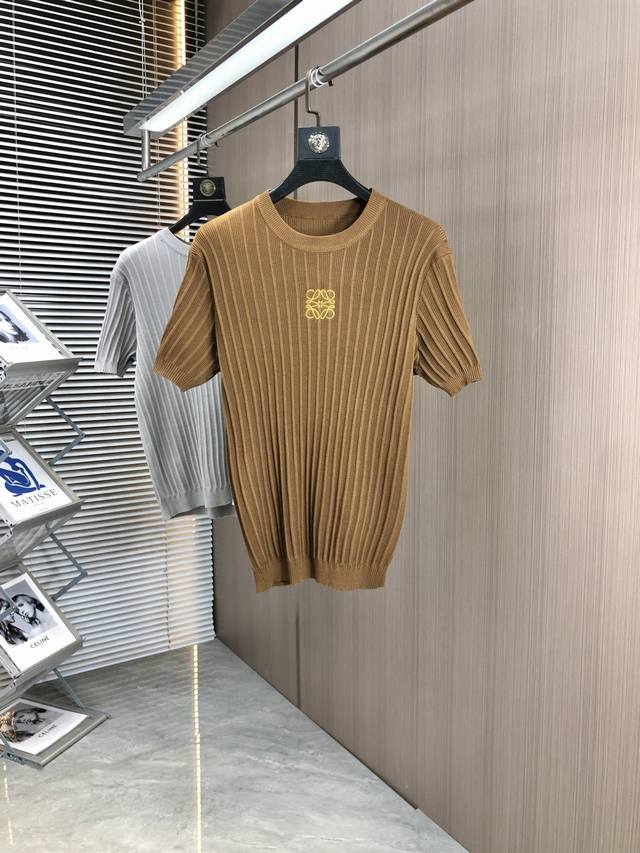 罗意威。25春夏针织短袖T恤，棉质混纺毛圈平纹针织面料，原版开发。D经典的 Obliaue花，搭配S纹圆领和缉面线，别具一格，通体饰以 提花，罗纹圆领搭配V形缉
