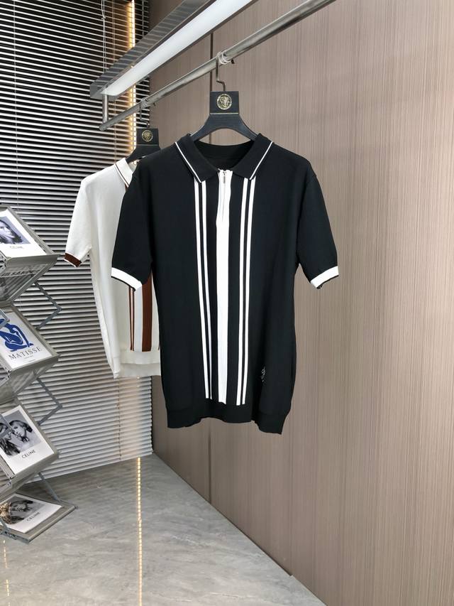 Lv。25春夏针织短袖T恤，棉质混纺毛圈平纹针织面料，原版开发。D经典的 Obliaue花，搭配S纹圆领和缉面线，别具一格，通体饰以 提花，罗纹圆领搭配V形缉面