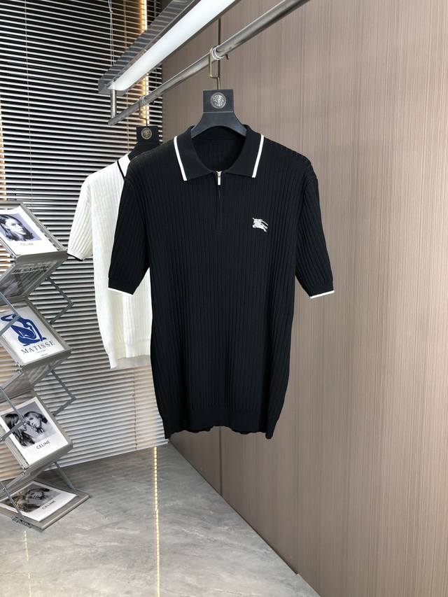 巴宝莉。25春夏针织短袖T恤，棉质混纺毛圈平纹针织面料，原版开发。D经典的 Obliaue花，搭配S纹圆领和缉面线，别具一格，通体饰以 提花，罗纹圆领搭配V形缉