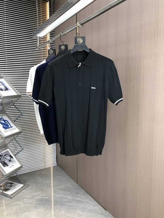 杰尼亚。25春夏针织短袖T恤，棉质混纺毛圈平纹针织面料，原版开发。D经典的 Obliaue花，搭配S纹圆领和缉面线，别具一格，通体饰以 提花，罗纹圆领搭配V形缉