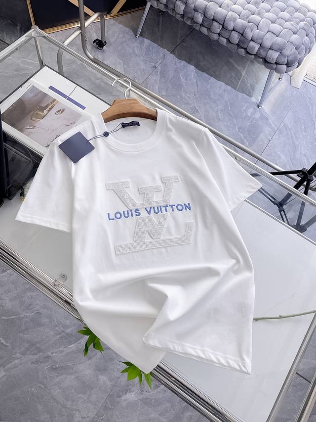 Lv 新款网眼珠地棉布圆领短T，客供面料进口100%密织珠地棉布制成，面料手感瓷实富有弹力，区别于普通珠地棉的软塌粗糙，表面肌理构造细腻，细品非常精致高级，舒适
