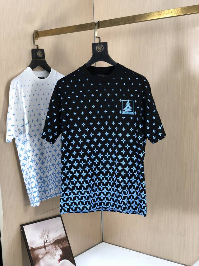 Lv。2025春夏新款首发专柜最新款短袖圆领T恤 高端订制 设计前卫时尚！品牌Logo重工艺设计 高端定制丝光云朵棉面料.手感柔软.穿着舒适.专柜级别精致车线.
