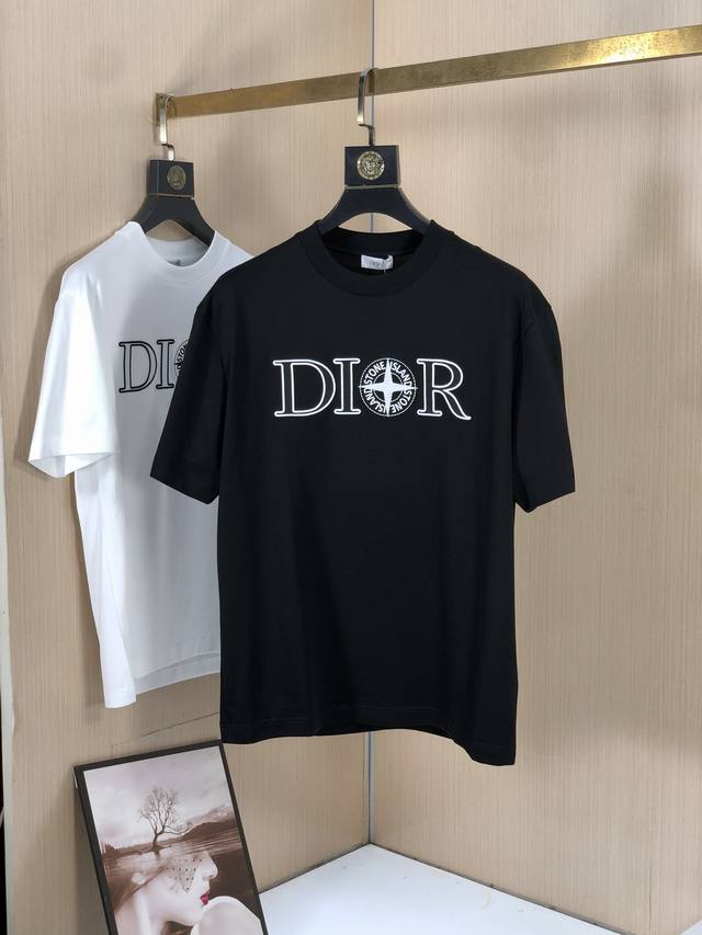 迪奥。2025春夏新款首发专柜最新款短袖圆领T恤 高端订制 设计前卫时尚！品牌Logo重工艺设计 高端定制丝光云朵棉面料.手感柔软.穿着舒适.专柜级别精致车线.