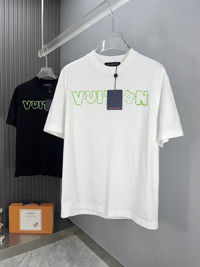 Lv 2025春夏新款首发专柜最新款短袖圆领T恤 高端订制 设计前卫时尚！品牌Logo重工艺设计 高端定制丝光云朵棉面料.手感柔软.穿着舒适.专柜级别精致车线.