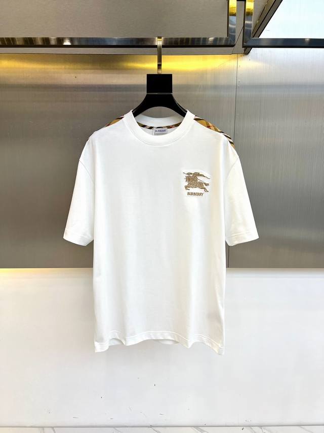 Bur巴宝莉、25Ss春夏新品短袖T恤为男士单品，此款面料看起来简单，实际摸到手上，具有水流一般的柔滑，手感爽滑有韧劲，细腻饱满度非常哇塞。常规版型，自由不拘束