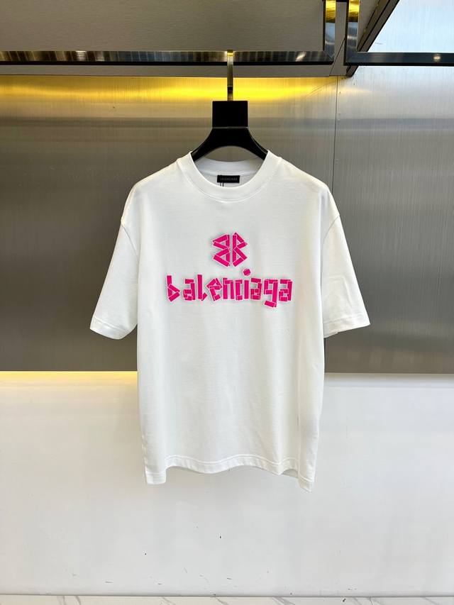 巴黎世家-2025春夏新款 字母Logo圆领短袖T恤，春夏休闲穿搭必不可少，胸前字母印花完完全全体现在高级审美的做工上， 签名印花自然美观，印花字母做工更是精致