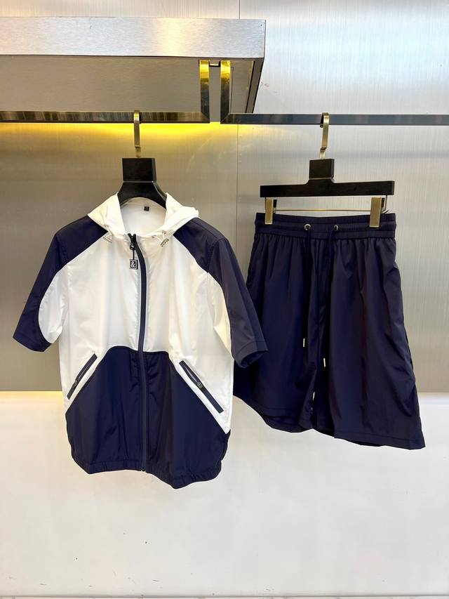 一套 Dg、2025Fw春夏男士连帽短袖外套+配短裤套装，休闲日常穿搭单品！上身修饰身形、面料将时装美学和新都市商务休闲概念完美融合，不同风格任你选，经典款，永