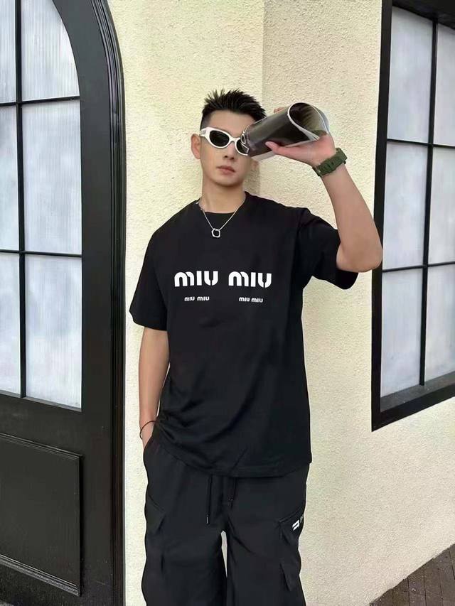 Miumiu 2025早春新款首发专柜最新款短袖圆领T恤 高端订制 设计前卫时尚！高端定制高支棉面料.手感柔软.穿着舒适.专柜级别精致车线.做工精细.上身效果无