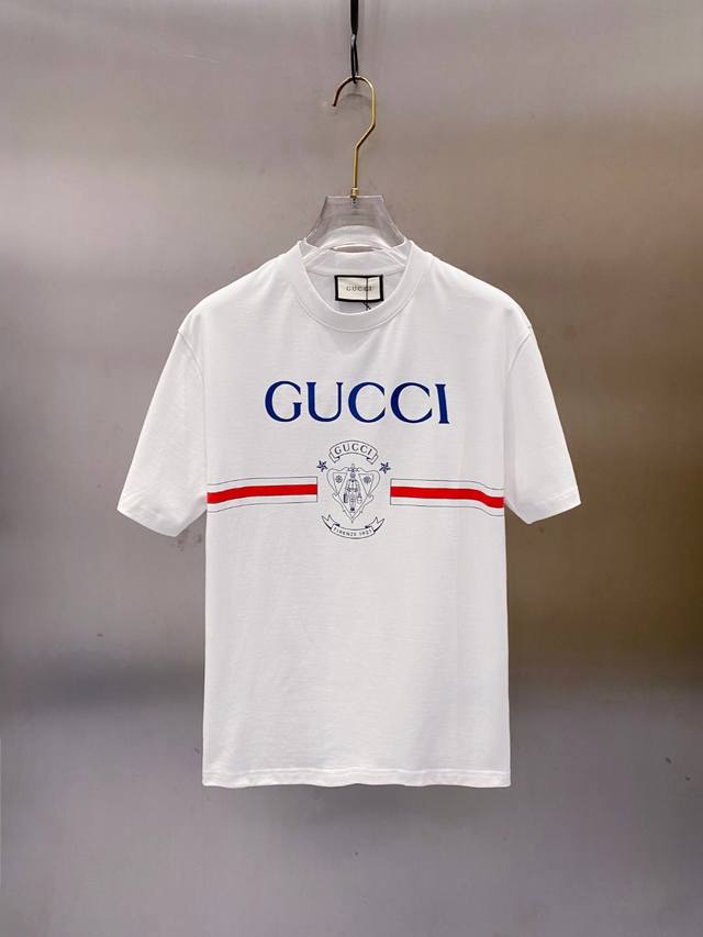 Gucci 2025春夏新款首发专柜最新款短袖圆领T恤 高端订制 设计前卫时尚！品牌Logo重工艺设计 高端定制丝光长绒棉面料.手感柔软.穿着舒适.专柜级别精致