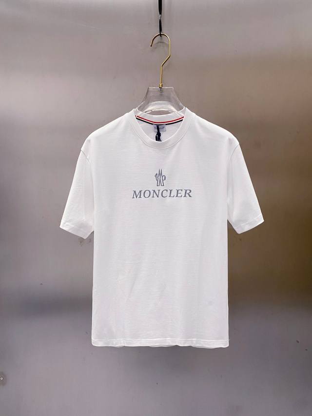 Moncrer 2025春夏新款首发专柜最新款短袖圆领T恤 高端订制 设计前卫时尚！品牌Logo重工艺设计 高端定制丝光长绒棉面料.手感柔软.穿着舒适.专柜级别