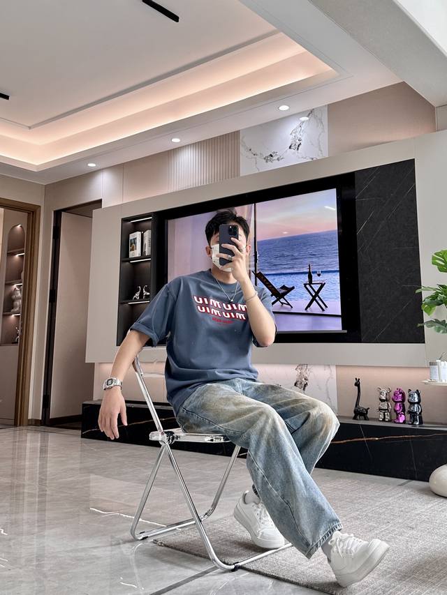 尺码S-Xxxl 偏大两个码 男生穿Miu Miu？这波 雅痞少年感 杀疯了 谁懂啊！男生穿Miu Miu居然能这么绝 灰蓝底色藏着少年叛逆，双行叠印字母把复古