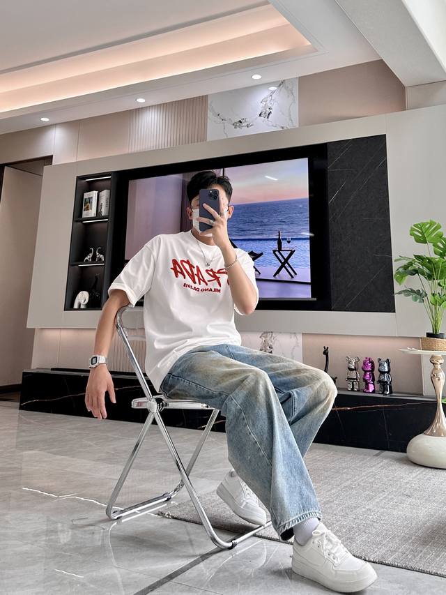 尺码S-Xxxl 偏大两个码 最大可穿250斤 谁懂啊！Prada把 叛逆美学 玩到飞起 这件涂鸦Logo Tee一上身，直接炸穿街头与高定的边界！ 设计杀疯了