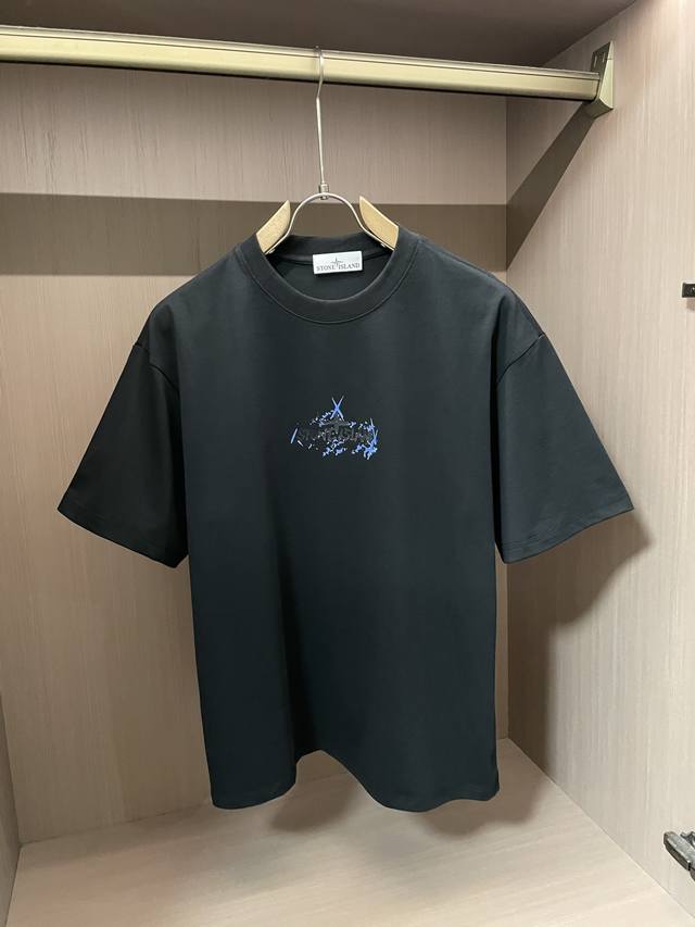 石头岛 2025春夏新品，优选特定原版开发双股精棉平纹面料，上身挺阔舒适度佳，外穿内搭随意搭配，男女同款夏日必备 尺码S-Xxl