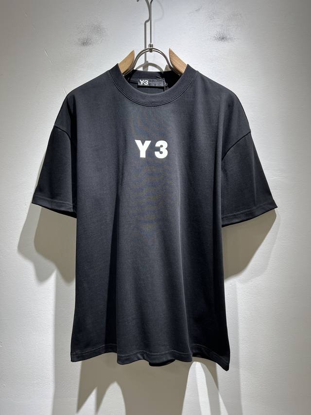 Y- 3山本*耀司 2025春夏新品男女同款短袖T恤 ，一面料上身舒适感非常好。炸街必须要拥有它，专柜同步。衣身前后Y-3字母Logo压胶设计！贸易公司渠道，上