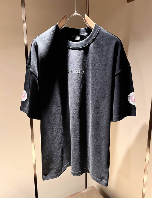 Balenci*Ga巴黎*家 2025春夏新款男女同款休闲套装，走秀图案印花时尚休闲短袖T恤衫！设计Logo压胶设计！极具设计精选客供280G纯棉面料，手感柔软