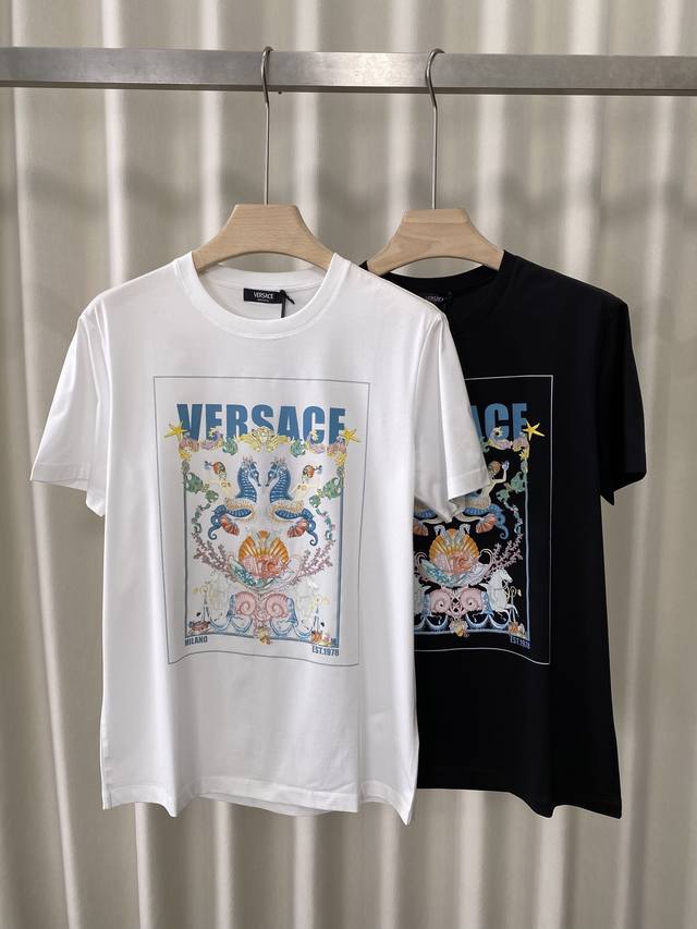 Versace.夏季经典单品Medusa&迷宫纹图标印花冰氧棉休闲短裤，正面左侧脚口边融合Medusa&迷宫纹印花Logo元素设计，弹性松紧腰边带抽绳，两个侧袋