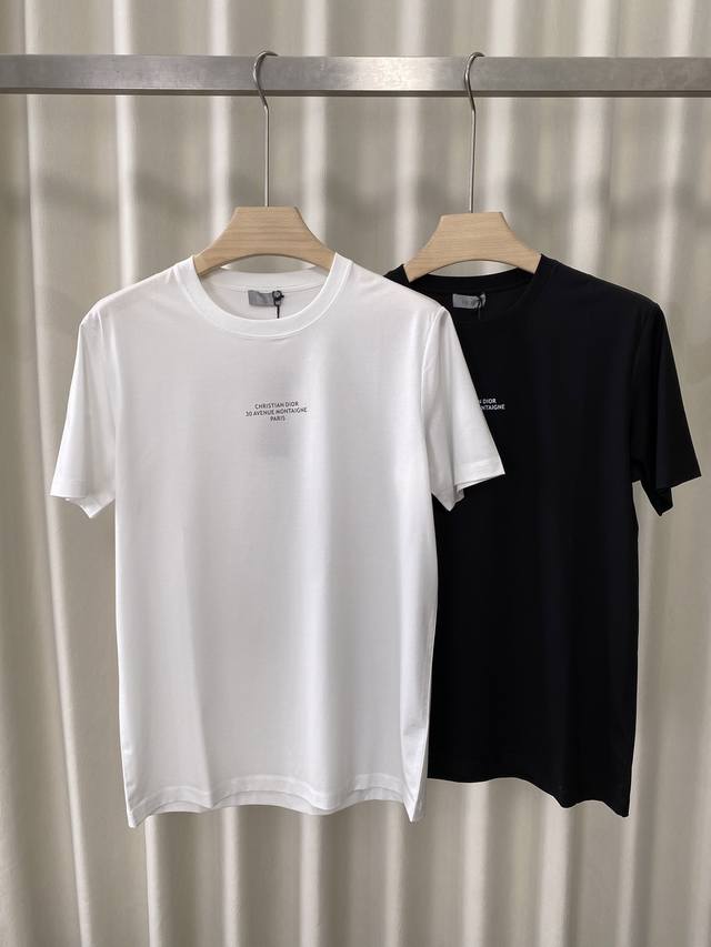 Dior.25夏季经典地址Dior Montaigne印花标识短袖T恤，正面胸前饰迪奥地址字母印花设计，简约又吸睛，低调又高级，辨识度直接拉满，版型是经典的正肩