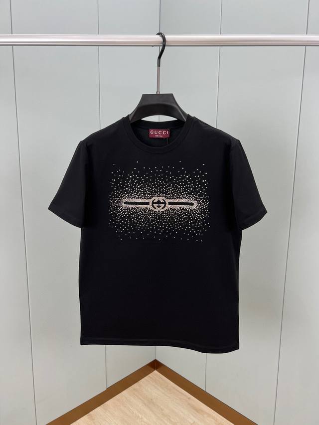 Gucci 25春夏新品男女同款缀饰互扣式双G满天星水晶短袖T恤，缀饰耀目细节的系列精选单品为品牌经典风格注入别致新意，采用定制80支双股丝光棉面料；黑色 白色