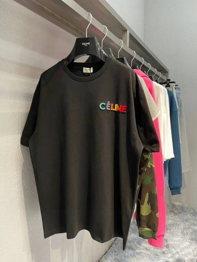 Celine 25春夏新款胸前彩虹字母植绒绣Logo短袖T恤，采用定制80支3股纱纯棉面料；黑色 白色 M-Xxxl