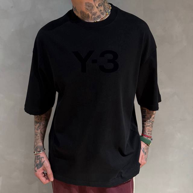新款Y-3，新款T恤，面料采用顶级原版精梳棉洗水面料，立体印花图案设计，时尚潮流，顶级的做工，高端品质！男女同款。尺码：Xs-Xl