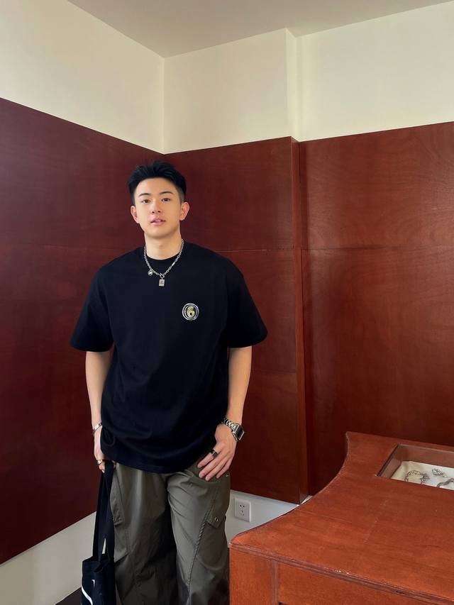 25春夏 手绘马吉拉新款短袖上新 颜色： 黑色 白色 尺寸：Xs S M L Xl 版型：廓形