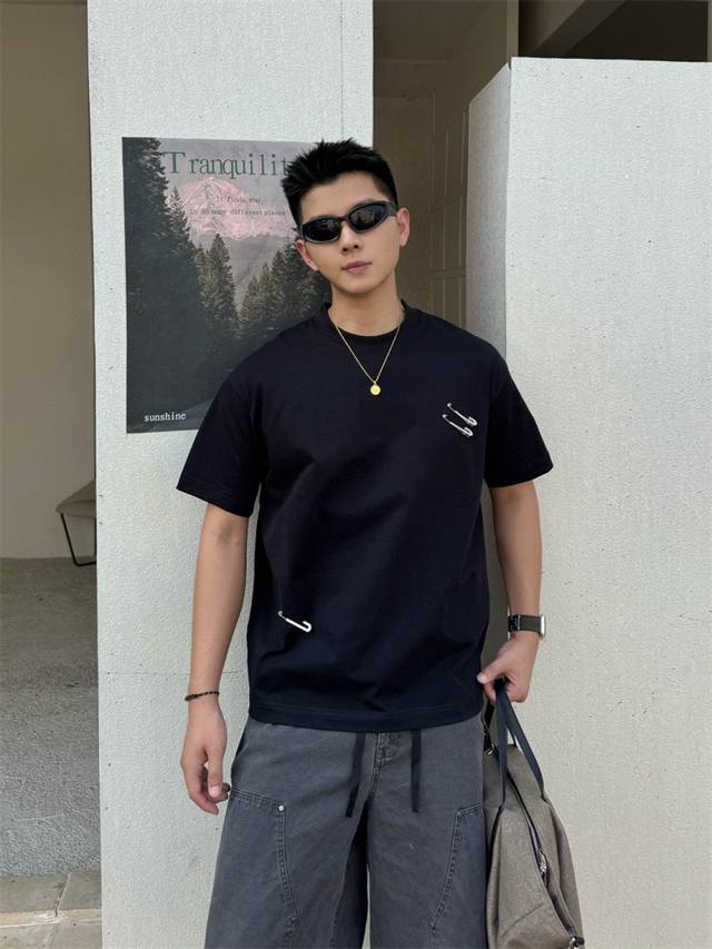 Mm6 2025春夏新款短袖T恤 300克重磅纯棉100%字母Logo 颜色：黑色 白色 码数：S M L Xl Xxl