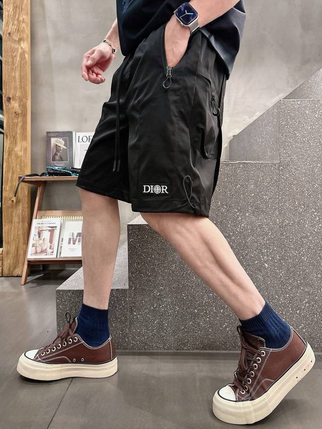 Di.Or石头岛夏季新款短裤，原汁原味是一贯的追求！！ 进口定制优质梭织面料。面料轻薄力挺！！超高密纺织专机。两侧工装口袋设计，撞色拼接拉链，超级好看！宽松版型