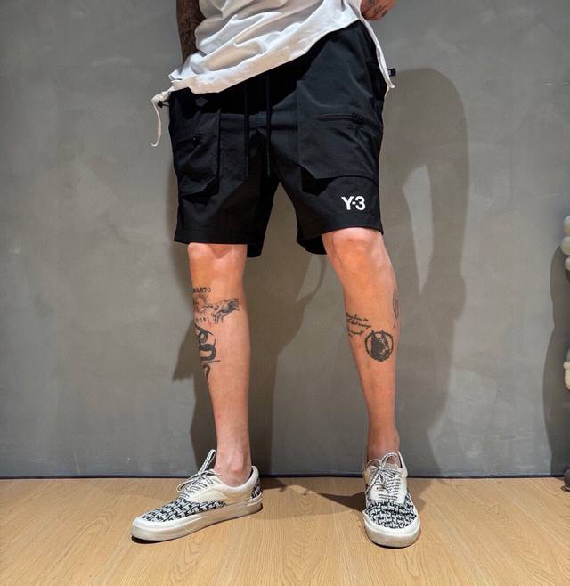 Y-3夏季新款短裤采用优质面料，超级柔软亲肤！裤腿标识设计点缀，内里走线工整细致，上身时尚潮流！高端百搭款，品质可见！码数M-3Xl